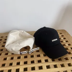 Details von Baseballkappen mit Stickerei vorne und verstellbarem Riemen hinten
