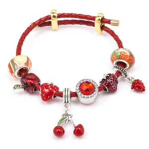 Bracelet ajustable en cuir rouge avec breloques de fruits et une pierre précieuse
