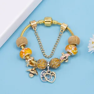 Goldenes Bienen-Charm-Armband mit gelben Marmor-Glasperlen und Herz-Anhängern