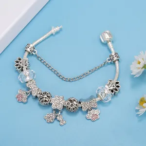 Zilveren armband met roze kristallen pootjes en botbedeltjes met Fur Baby gravure