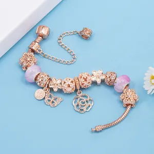 Elegantes Armband in Roségold mit lila Glasperlen und Schneeflocken-Anhängern