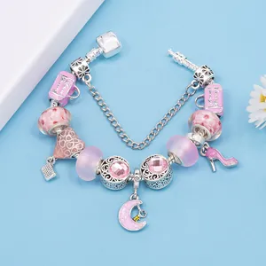 Bracciale argento con ciondoli in smalto rosa e pendenti a tacco alto su sfondo azzurro