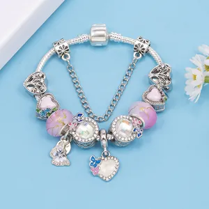 Elegante bracciale a catena serpente in argento con perle rosa e ciondoli a cuore
