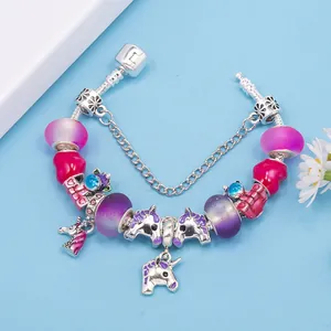 Pulsera de unicornio con cadena de plata y cuentas en tonos rosa y violeta