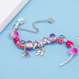 Pulsera con dijes de unicornio con cuentas rosas y moradas en cadena plateada