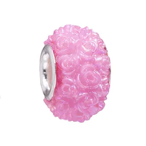 Detalle de charm de rosa de resina rosa con relieve y núcleo de metal para pulseras DIY