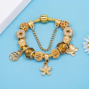 Goldenes Lebensbaum-Armband mit bernsteinfarbenen Glasperlen und glänzenden Anhängern