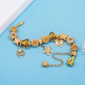 Goldenes Lebensbaum-Armband mit funkelnden Perlen und Glaskristallen auf einer Schlangenkette