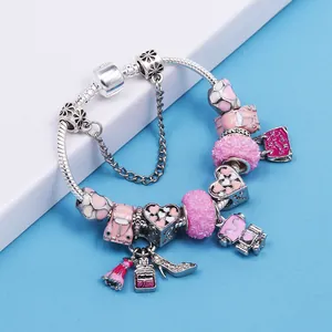 Rosa Emaille Charm-Armband mit versilberter Schlangenkette und süßen Anhängern