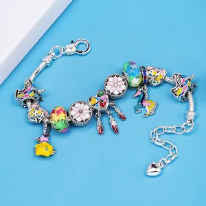 Pulsera de dijes ajustable con unicornio, atrapasueños y cuentas de esmalte sobre fondo azul