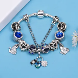 DIY zilveren slangenarmband met blauwe kristallen kralen en My Universe hartbedel