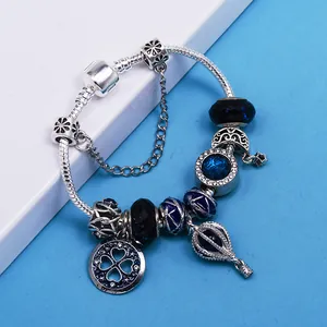 Bracciale con ciondoli blu, catena a serpente argentata, quadrifoglio e mongolfiera