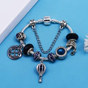 Elegante bracciale a catena con perle di vetro blu e ciondoli a tema celeste