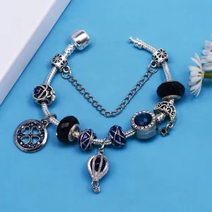 Bracciale con ciondoli a quadrifoglio e stella blu, perle di vetro e catena a serpente