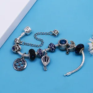 Bracciale con quadrifoglio blu e stelle con mongolfiera su catena a serpente