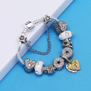 Bracelet à chaîne serpent argentée avec breloques en strass et pendentifs cœur