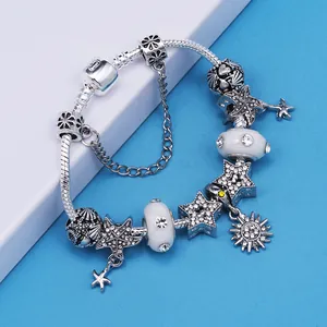 Bracciale in lega con ciondoli a stella argentati e perle a conchiglia a tema marino