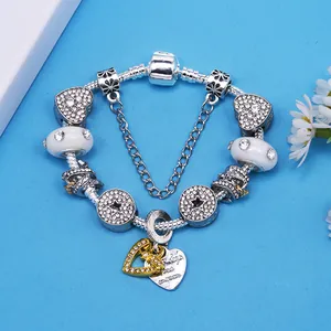 Bracelet à charms argentés avec pendentifs cœurs en strass et perles étoiles sur chaîne