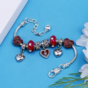 Bracciale a catena serpente d'argento con perline di cristallo rosse e ciondoli a cuore