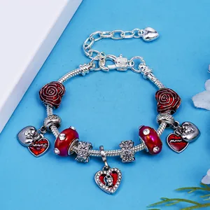 Bracciale a serpente argento con charm rose rosse e ciondoli a cuore su sfondo blu