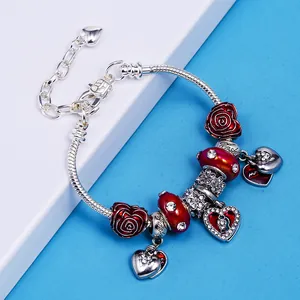 Bracciale a catena serpente d'argento con ciondoli a rosa rossa e cuori pendenti