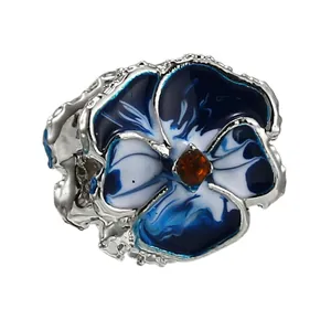 Charm a forma di viola in smalto blu e bianco con pietra ambra per braccialetti