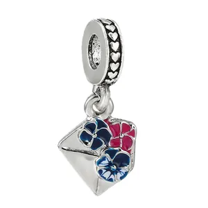 Ciondolo a busta in argento con fiori smaltati e incisioni a cuore per bracciali