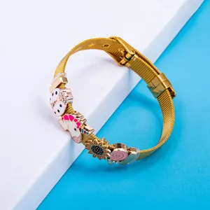 Detail eines goldenen Mesh-Armbands mit bunten Emaille-Marienkäfer- und Einhorn-Anhängern