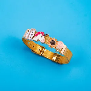 Detail eines verstellbaren Gold-Edelstahl-Mesh-Armbands mit bunten Emaille-Cartoon-Anhängern