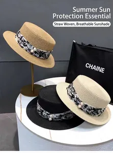 Flacher Strohhut für Damen mit Blumenband und Perlenverzierung für sommerlichen Sonnenschutz