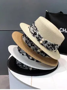Strohhüte mit floralen Chiffonbändern und Perlenakzenten in vier eleganten Farben