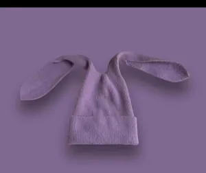 Trama dettagliata della maglia del berretto viola con orecchie di coniglio e filato morbido