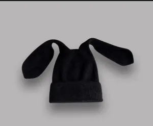 Dettaglio del berretto in maglia nera con lunghe orecchie da coniglio per l'inverno