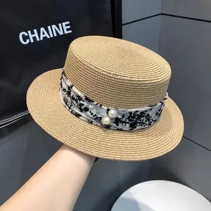 Detailansicht Strohhut mit floralem Chiffonband und eleganten Perlenverzierungen