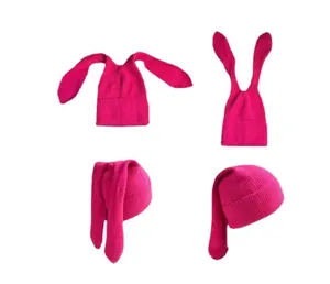 Dettaglio del cappello in maglia rosa fragola con lunghe orecchie da coniglio