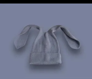 Dettaglio ravvicinato del berretto in maglia blu-grigio con lunghe orecchie da coniglio