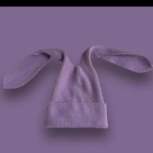 Berretto in maglia viola stile giapponese con lunghe orecchie di coniglio e trama a coste