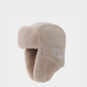 Winter-Uschanka in Beige mit Kunstfellfutter und CLV-Stickerei für winddichte Wärme