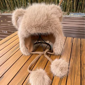 Colbacco invernale in peluche con orecchie da orso e pompon in pelliccia cammello