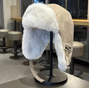 Khaki trappersmuts voor de winter met dikke witte kunstbontvoering en warme oorkleppen