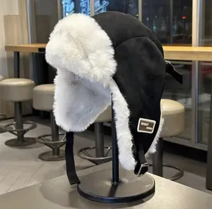 Zwart-witte trapper hoed van imitatie suède en bont met oorkleppen voor de winter