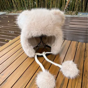 Cappello invernale di peluche con orecchie da orso e pompon su lunghi cordini beige
