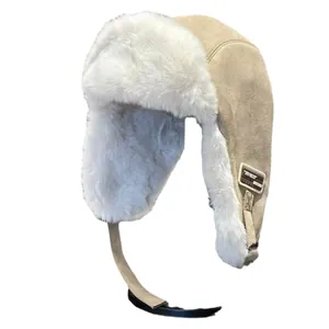 Dikke beige winter trapper hoed met witte pluche voering en beschermende oorkleppen