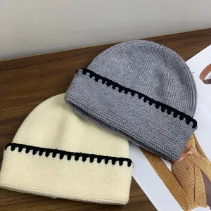 Berretto Beanie in Maglia a Coste Caldo Invernale da Donna Con Bordo Ondulato a Contrasto a Strisce per Uso Quotidiano all'Aperto