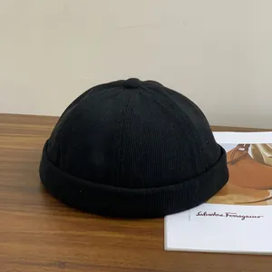 Vue détaillée du bonnet docker noir en velours côtelé avec texture à côtes verticales
