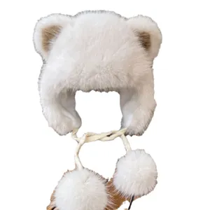 Colbacco bianco in ecopelliccia con graziose orecchie da orso e morbidi pompon