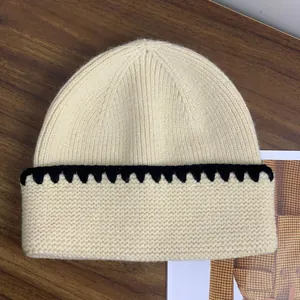 Berretto in maglia a coste bianco crema con motivo a onde nere per calore invernale donna