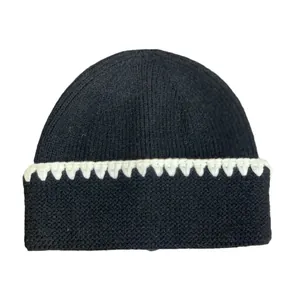 Berretto invernale in maglia nera con bordo in pizzo bianco all'uncinetto per donna
