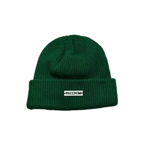 Berretto in maglia verde scuro con trama a coste e toppa Freedom per il calore invernale