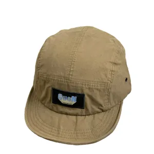Khaki five-panel camper hat with short brim and fashion trend woven label on front